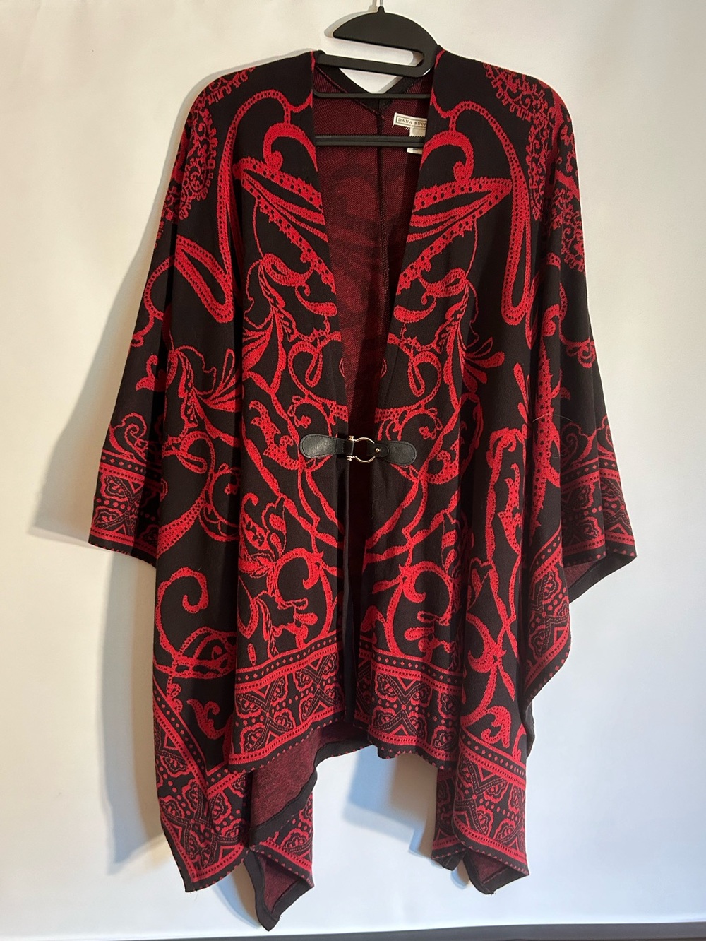 DANA BUCHMAN WOMEN’S BLACK/RED OPEN FRONT BUCKLE CLOSURE CAPE/WRAP L/XL